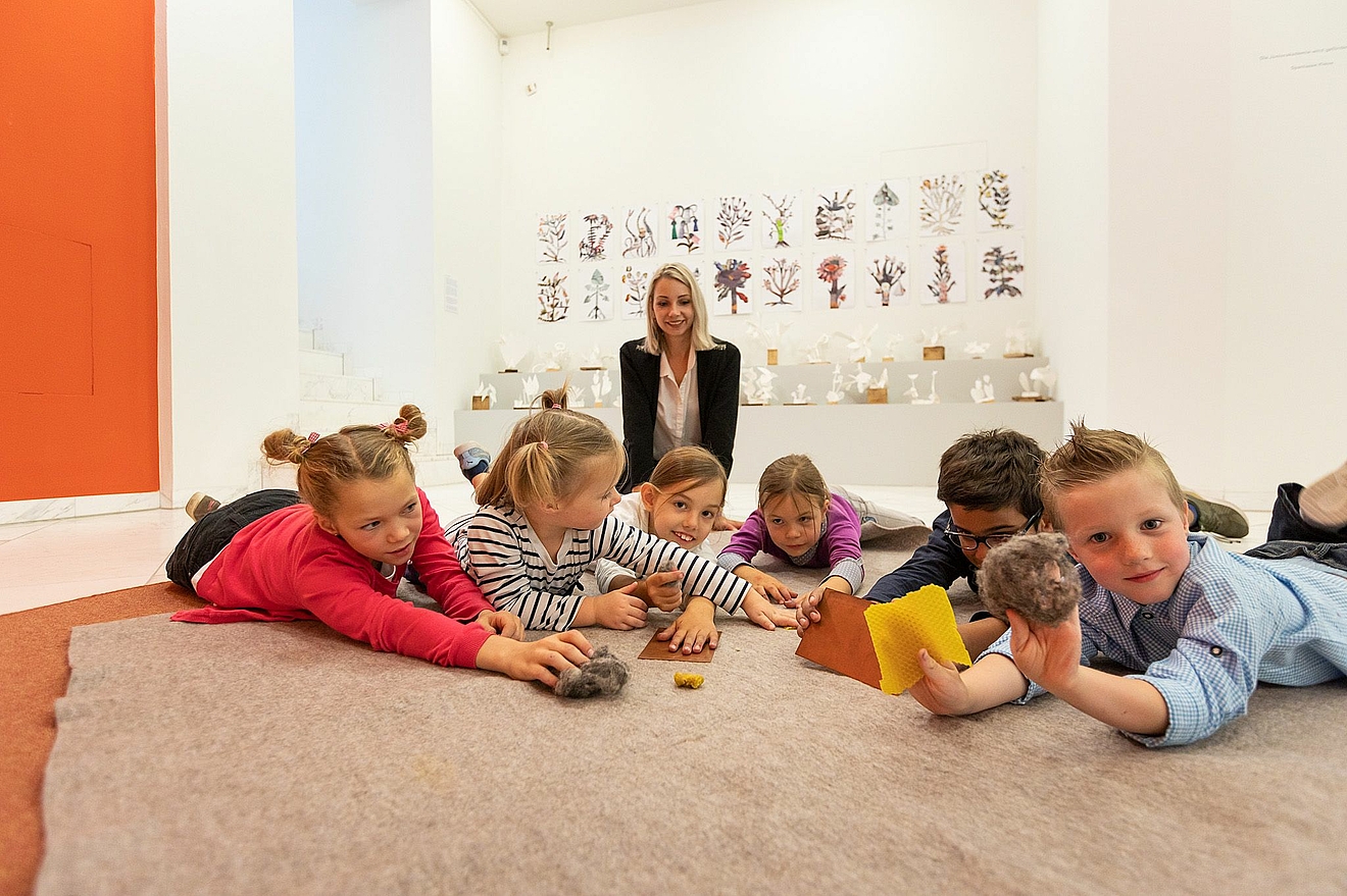 Kinder bei der interaktiven Führung zu Joseph Beuys