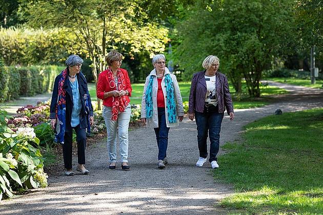 Frauengruppe beim Rundgang durch den Park