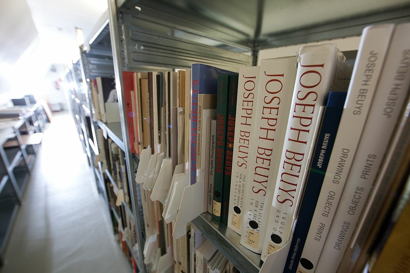 Raumansicht der Bibliothek mit Büchern zu Joseph Beuys