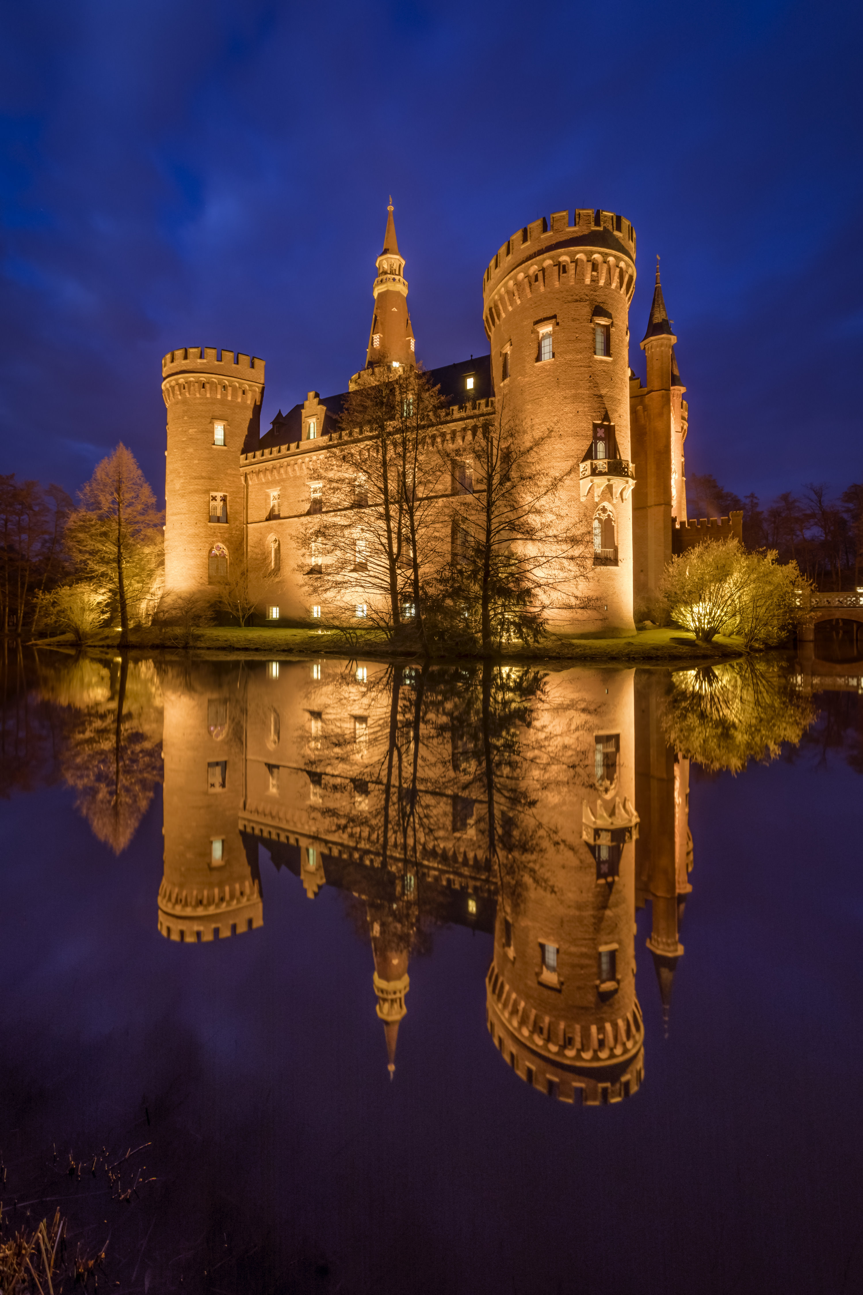Das beleuchtete Schloss Moyland bei Nacht